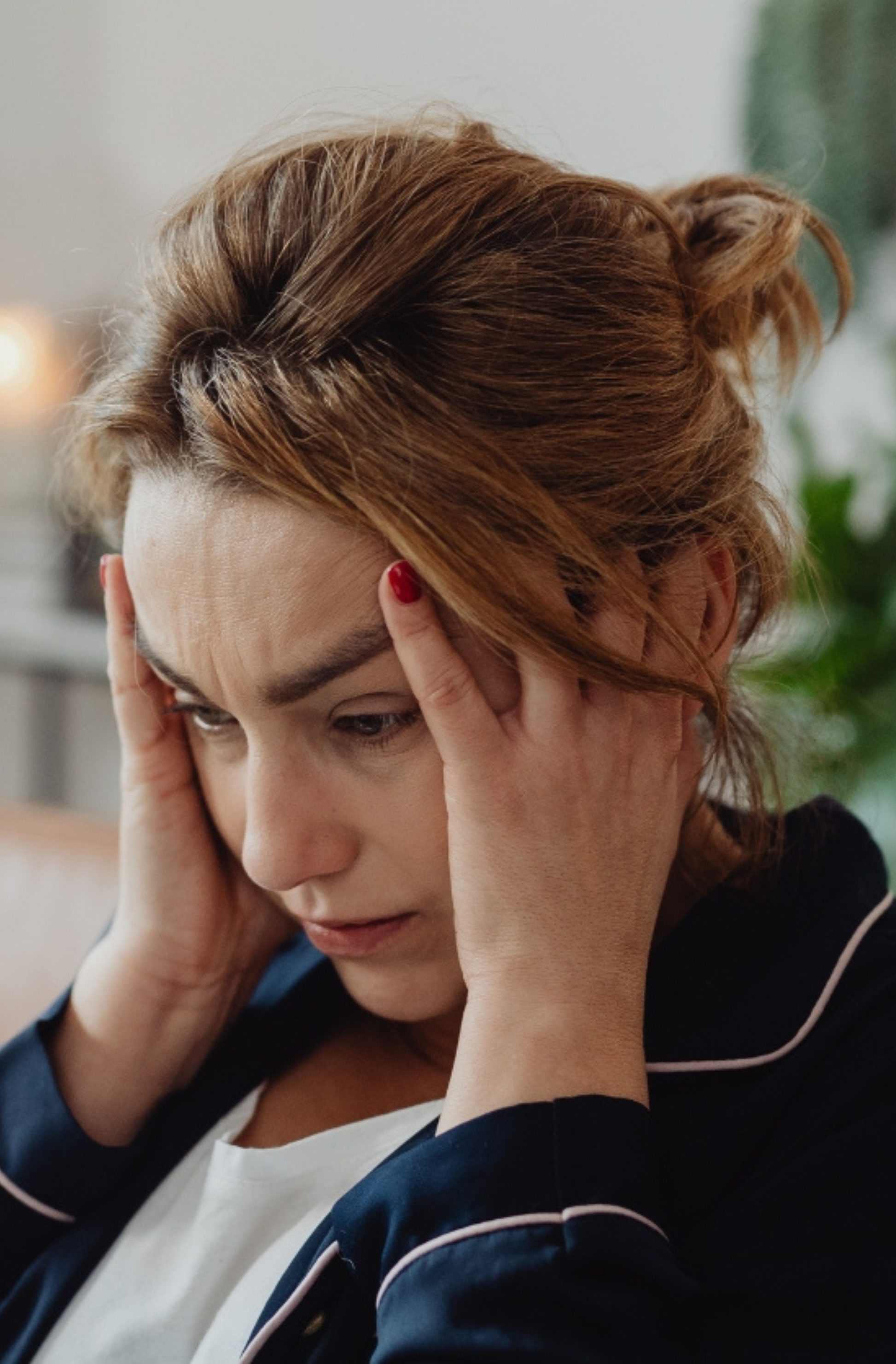 Person løber frit gennem græs i regn - symboliserer naturlig frihed og afslappethed